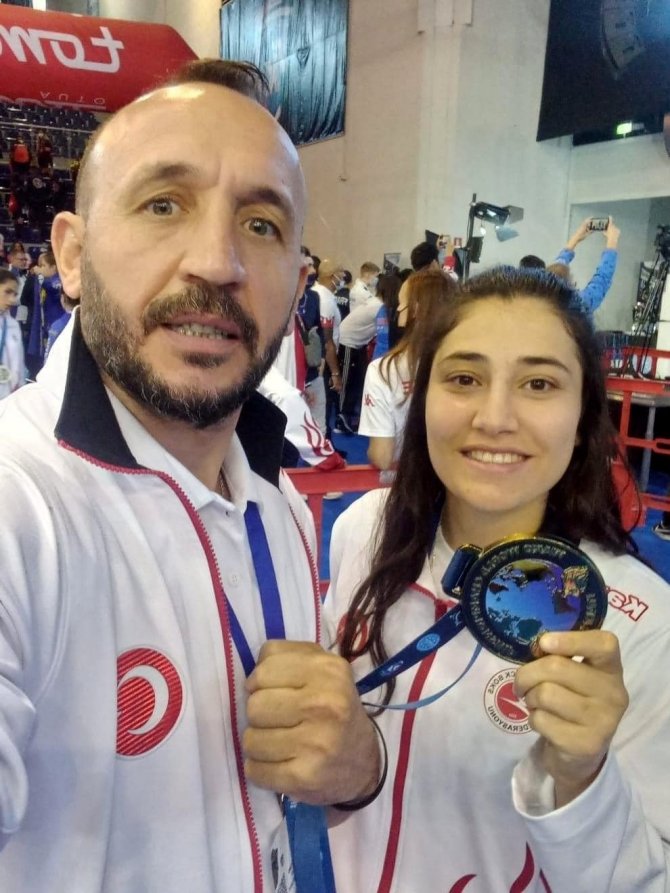 Ebyü Öğrencisi Azizoğlu, Kickboks Şampiyonasında Dünya Üçüncüsü Oldu