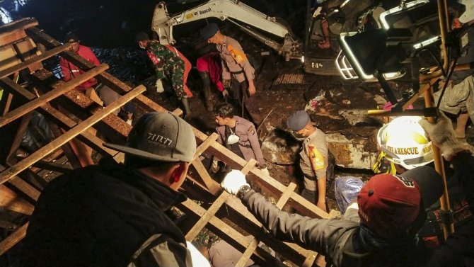 Endonezya’daki Sel Felaketinde 5 Kişi Hayatını Kaybetti