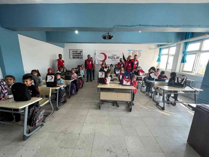 Genç Kızılay Manisa, Silopili Öğrencileri Sevindirdi