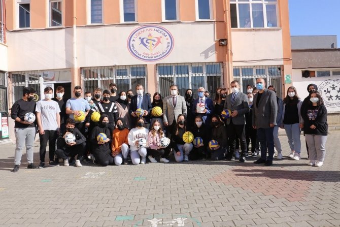 Gürsu Belediyesi’nden Okullara Spor Malzemesi Desteği