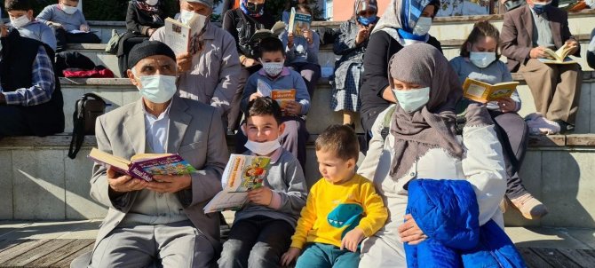 Öğrenciler Dedeleri Ve Anneanneleri İle Birlikte Kitap Okudu
