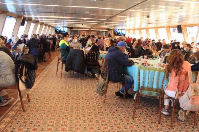 İ̇stanbullular Üsküdar’dan Demokrasi Ve Özgürlükler Adası’na Tarihi Yolculuğa Çıktı