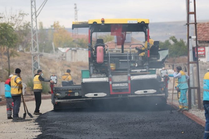 Başkan Çolakbayrakdar, Asfalt Makinasının Başına Geçti, Asfalt Döktü