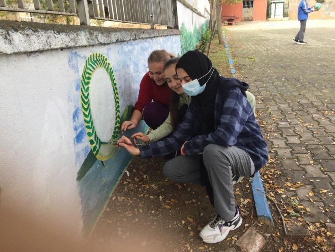 Okul Bahçesinin Duvarları Çiçek Açtı