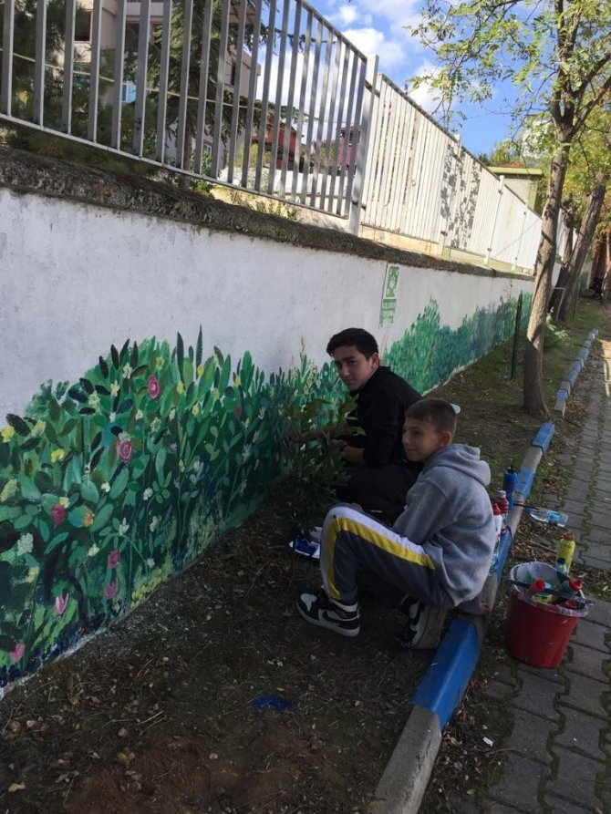 Okul Bahçesinin Duvarları Çiçek Açtı