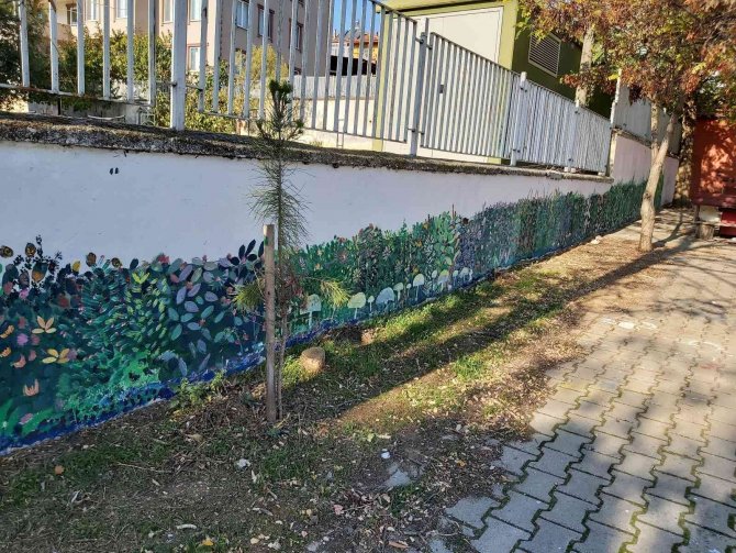 Okul Bahçesinin Duvarları Çiçek Açtı