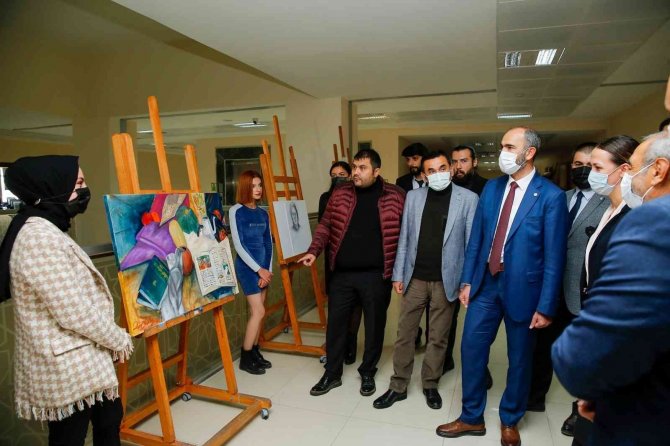 Sanat Ve Tasarım Fakültesi Öğrencilerinden Karma Resim Sergisi