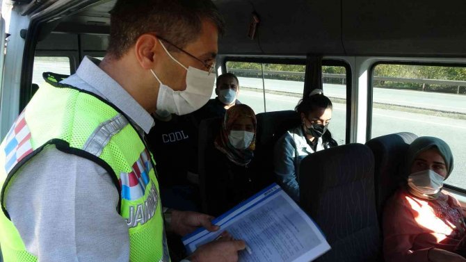 Jandarma Minibüse Yolcu Gibi Bindi, Kurallara Uymayan Sürücüleri Denetledi