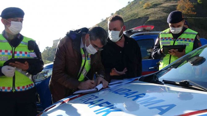 Jandarma Minibüse Yolcu Gibi Bindi, Kurallara Uymayan Sürücüleri Denetledi