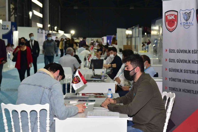 ’Tuzla İ̇stihdam Fuarı’nın İlk Gününde 2 Bin 700 Vatandaş İş Başvurusunda Bulundu
