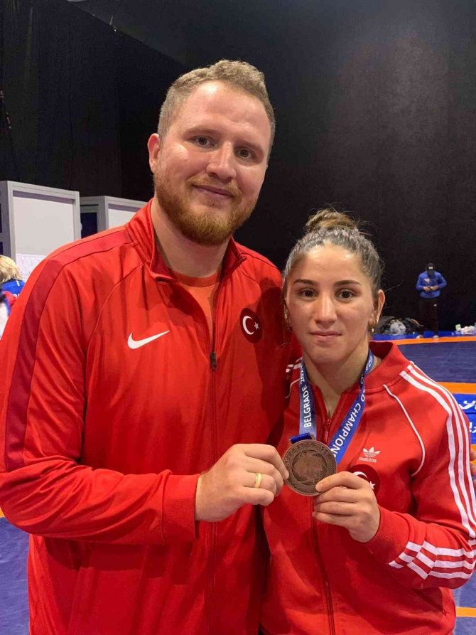 Genç Millilerden Bronz Madalya
