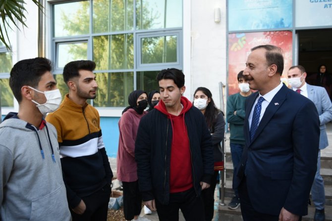 Vali Erin Hilvan’da Gençlerle Buluştu