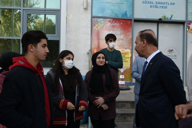 Vali Erin Hilvan’da Gençlerle Buluştu