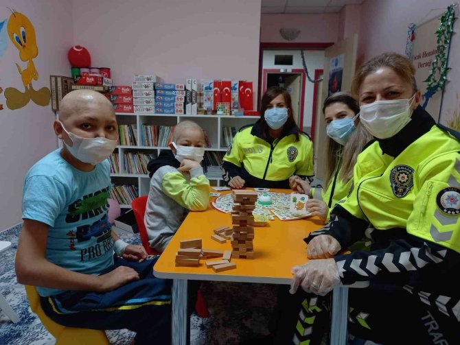 Polisten Hematoloji Bölümünde Tedavi Gören Çocuklara Ziyaret