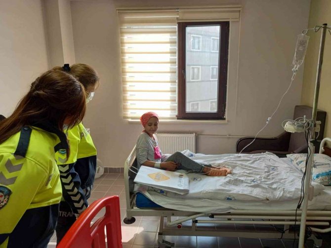 Polisten Hematoloji Bölümünde Tedavi Gören Çocuklara Ziyaret
