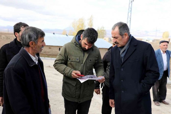 Gürpınar’da Parke Taşı Çalışmaları Sürüyor