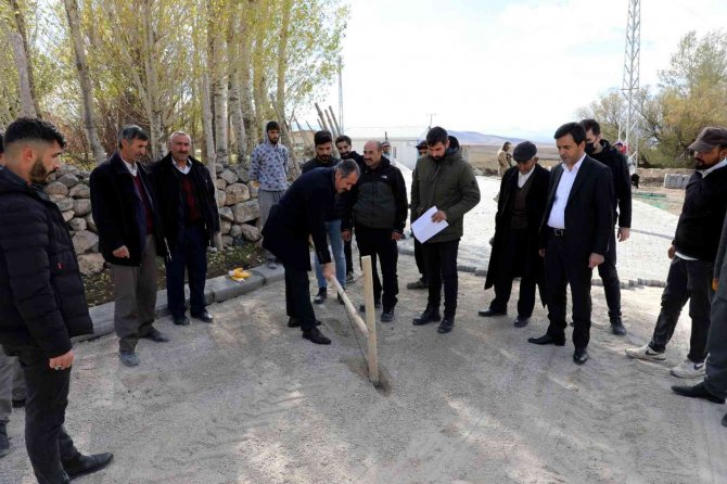 Gürpınar’da Parke Taşı Çalışmaları Sürüyor