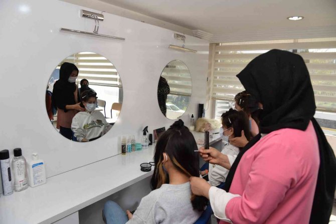 Yunusemreli Kadınlardan Kuaförlük Kursuna Büyük İlgi