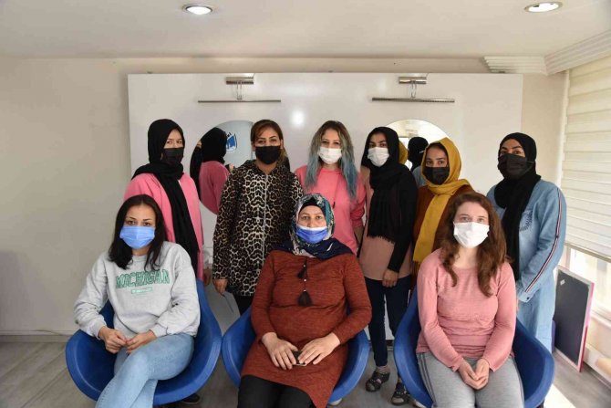 Yunusemreli Kadınlardan Kuaförlük Kursuna Büyük İlgi