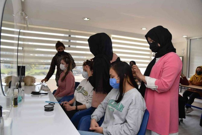 Yunusemreli Kadınlardan Kuaförlük Kursuna Büyük İlgi