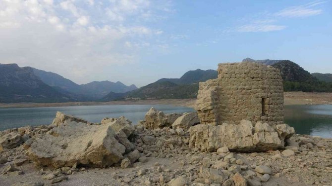Sular Çekildi, Kozan Barajı Altındaki Tarihi Yapılar Gün Yüzüne Çıktı