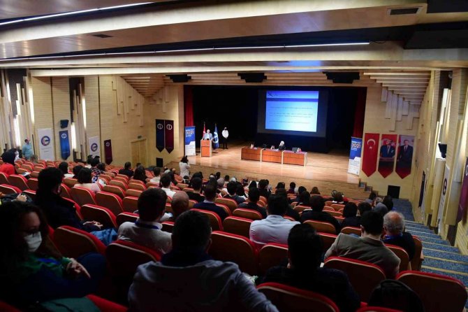 "Ekon-tek 2021" 21. Ulusal İ̇ktisat Kongresi Anadolu Üniversitesi’nin Ev Sahipliğinde Başladı