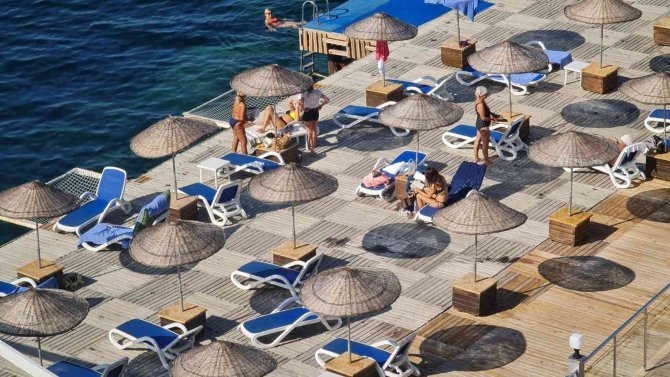 Kuşadası’nda Yaz Devam Ediyor