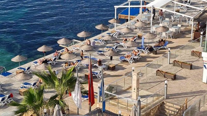 Kuşadası’nda Yaz Devam Ediyor