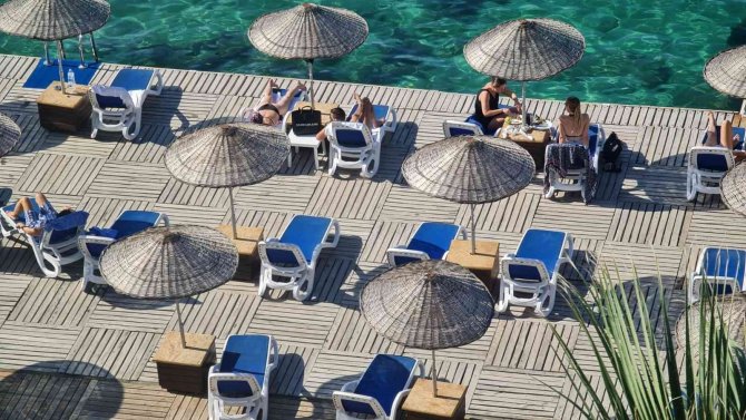 Kuşadası’nda Yaz Devam Ediyor
