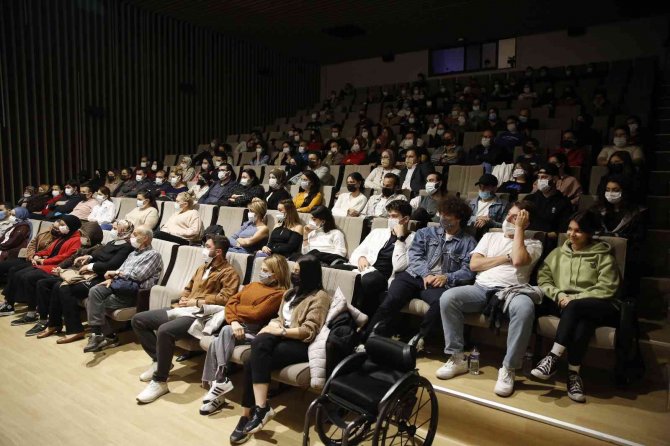 “Aşk Bu Mu?” Oyunu Başakşehir’de Sahnelendi