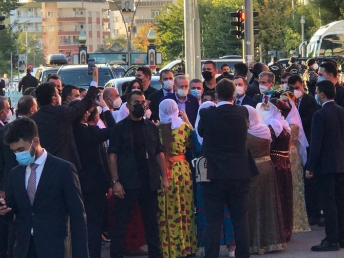 Cumhurbaşkanı Erdoğan, Yöresel Kıyafetli Batmanlı Kadınların Kürtçe Şarkılarıyla Karşılandı