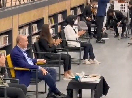 Cumhurbaşkanı Erdoğan, Batman’da Gençlerle Birlikte Kürtçe Şarkılar Söyledi