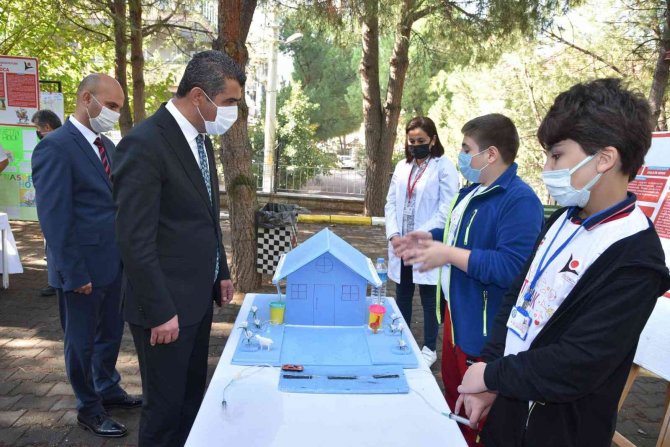 Öğrencilerin Bilim Fuarında Sergilediği Eserler Beğeni Topladı