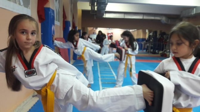 Ortaokul Öğrencileri Taekwondo Kursunda Enerjilerini Atıyor