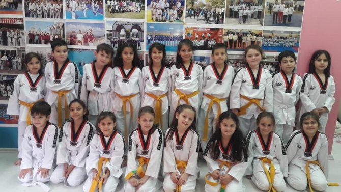 Ortaokul Öğrencileri Taekwondo Kursunda Enerjilerini Atıyor