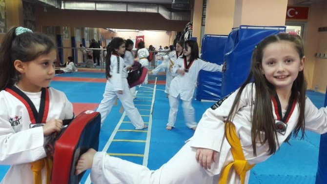 Ortaokul Öğrencileri Taekwondo Kursunda Enerjilerini Atıyor