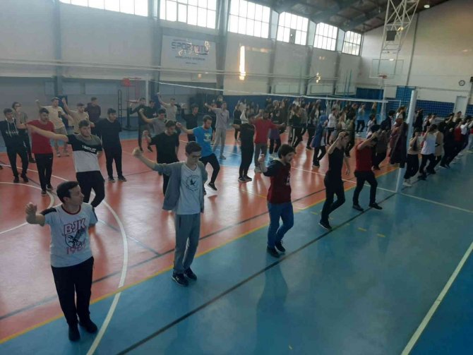 Halk Oyunu Öğreniyorlar