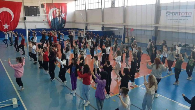 Halk Oyunu Öğreniyorlar