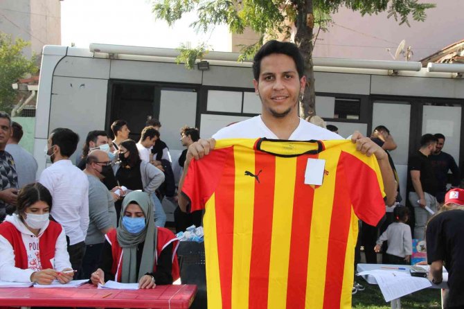 Göztepe Taraftarı Kan Verdi, Formayı Kaptı