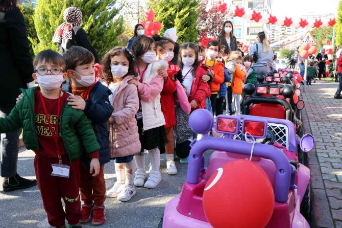 Minikler Eğlenerek Trafik Kurallarını Öğreniyor