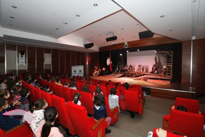 İ̇negöl Belediyesinin Çocuk Tiyatro Gösterileri Başladı