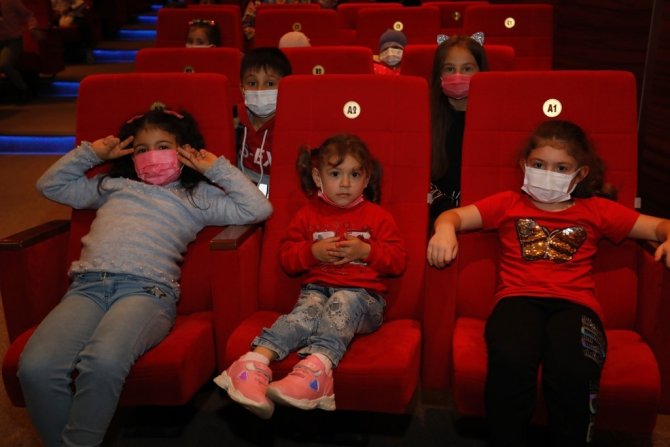İ̇negöl Belediyesinin Çocuk Tiyatro Gösterileri Başladı