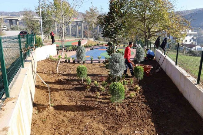 Yapımı Devam Eden Çocuk Parkı Yeşilleniyor