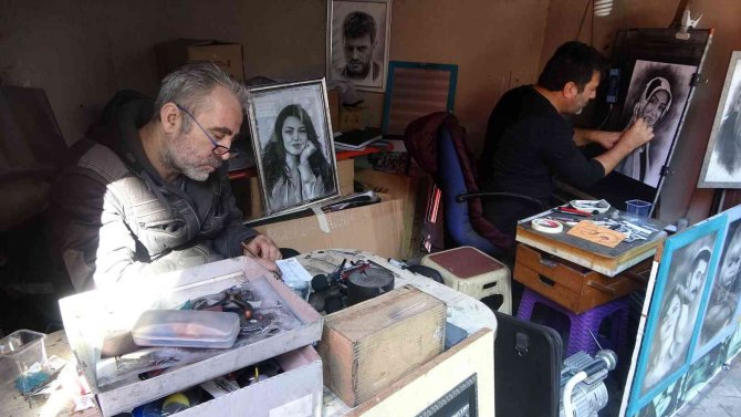 Gençler Önce Sipariş Veriyor, Sevgililerinden Ayrılınca Ressamı Engelliyor