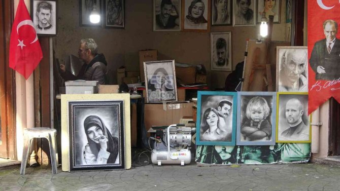 Gençler Önce Sipariş Veriyor, Sevgililerinden Ayrılınca Ressamı Engelliyor