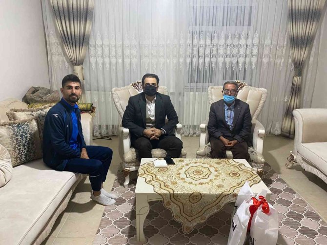 Kaymakam Güder, Milli Atleti Evinde Ziyaret Etti