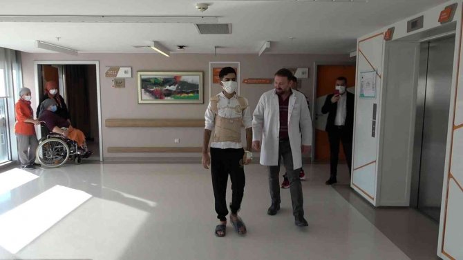 Doğuştan Skolyoz Olan Hastayı 4 Saatte İyileştirdi