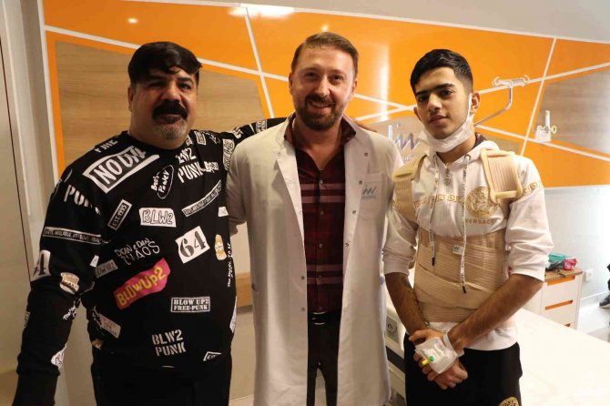 Doğuştan Skolyoz Olan Hastayı 4 Saatte İyileştirdi