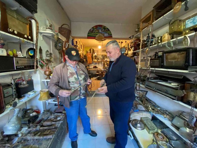 Antika Ürünlerin Bakımını Yapıp Satıyor