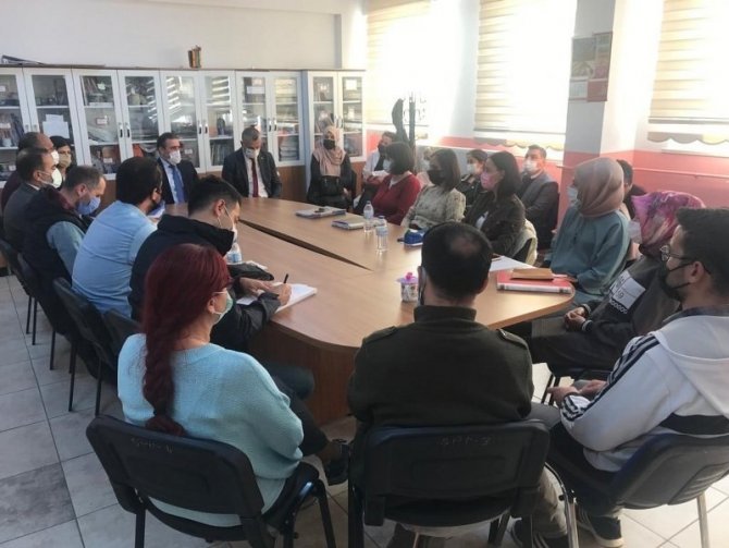 Kaymakam Memiş, Okulda Öğretmenlerle Toplantı Yaptı